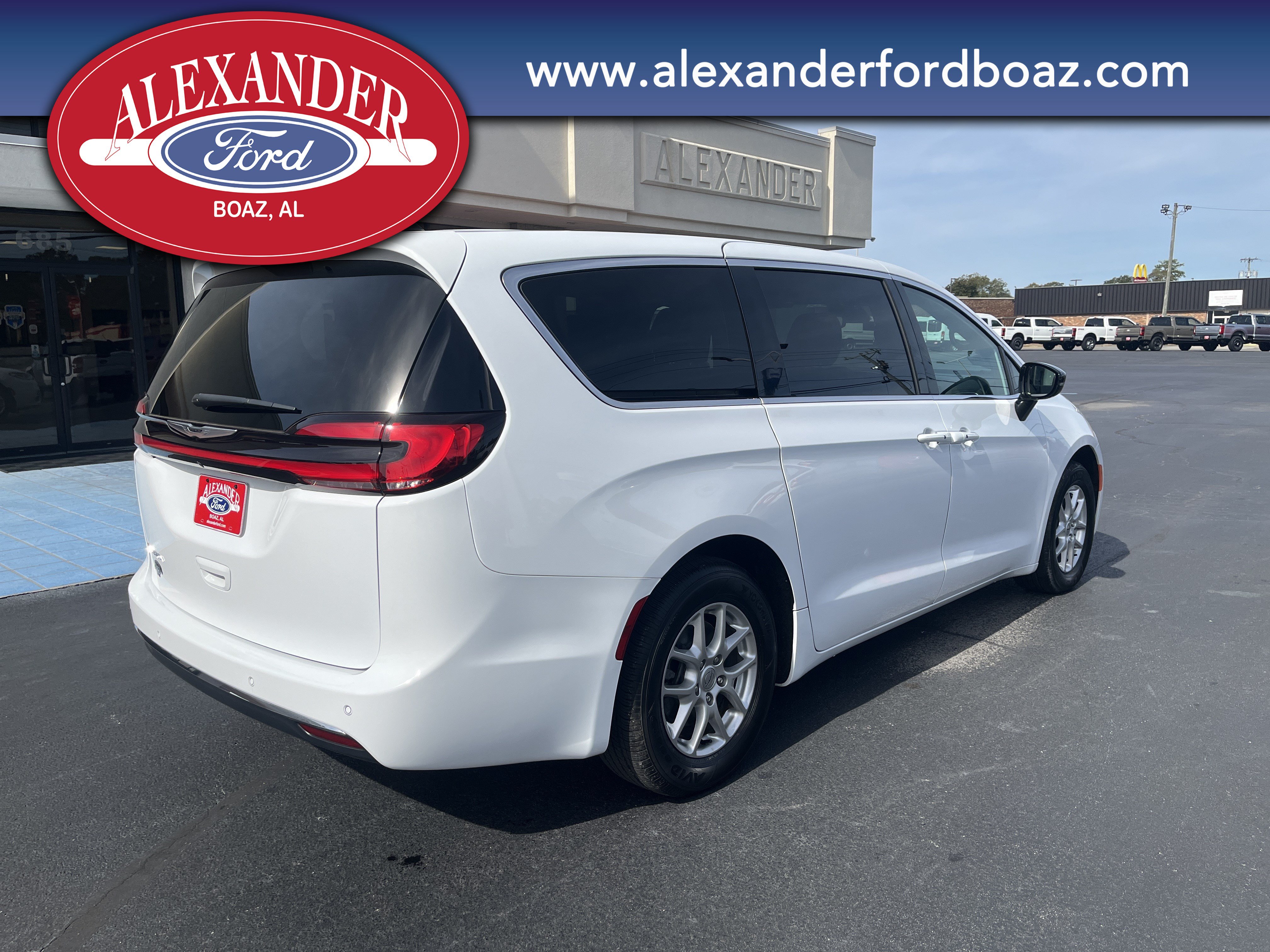 Used 2025 Chrysler Pacifica Select FWD image 4
