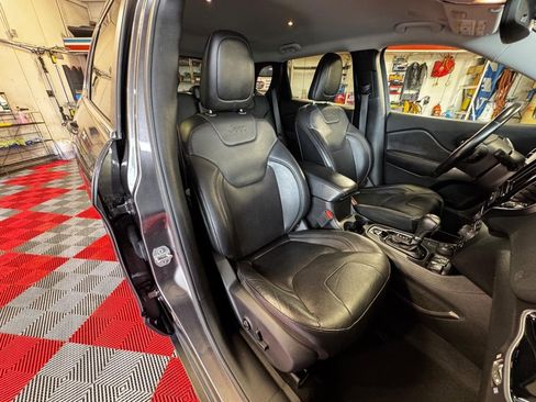 Used 2019 Jeep Cherokee Limited image 9