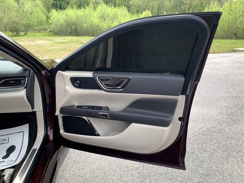 Used 2020 Lincoln Continental w/ Premium Package image 28