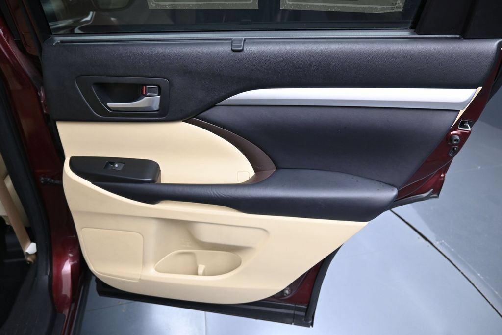 Used 2015 Toyota Highlander XLE AWD/4WD image 36