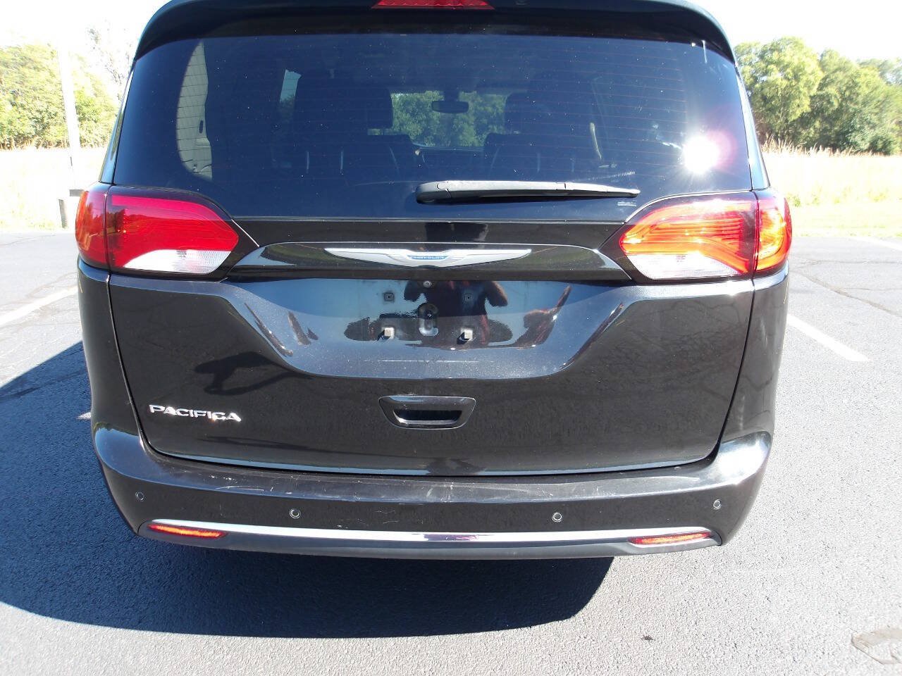 Used 2018 Chrysler Pacifica Touring-L FWD image 36