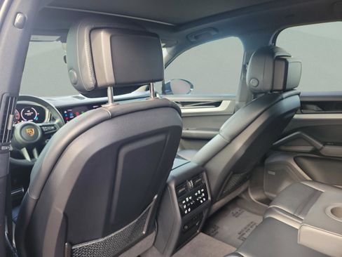 Used 2024 Porsche Cayenne S image 6