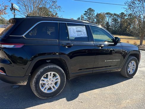 New 2025 Jeep Grand Cherokee Laredo image 8