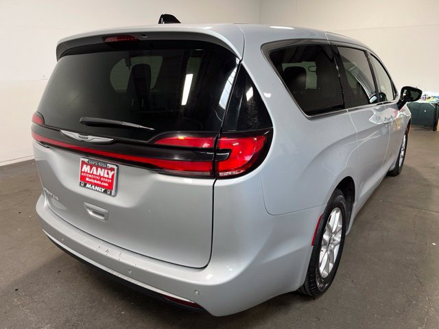 Used 2024 Chrysler Pacifica Touring-L FWD image 3
