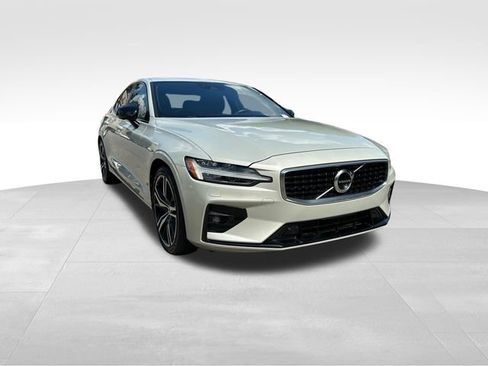 Used 2020 Volvo S60 T5 R-Design image 7