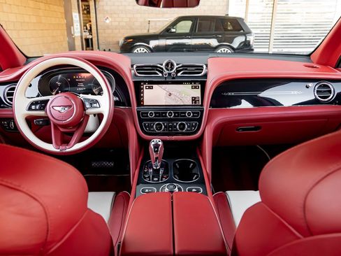 Used 2023 Bentley Bentayga Extended Wheelbase AWD/4WD image 4