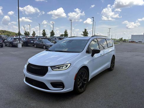 Used 2025 Chrysler Pacifica Limited FWD image 1