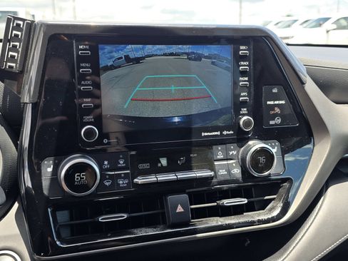 Used 2021 Toyota Highlander XLE FWD image 11