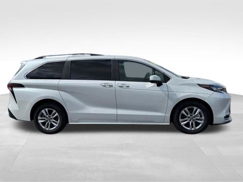 Certified 2024 Toyota Sienna XLE w/ XLE Plus Package AWD/4WD image 9