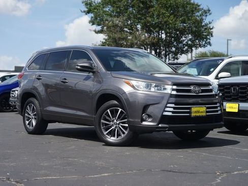 Used 2017 Toyota Highlander XLE FWD image 2
