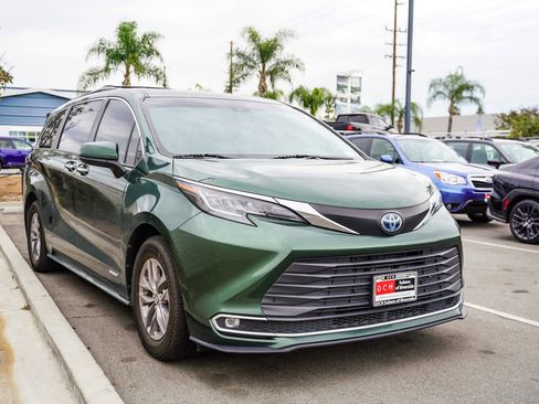 Used 2021 Toyota Sienna XLE w/ XLE Plus Package image 3