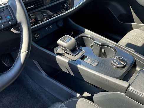 Used 2025 Nissan Rogue SV image 17