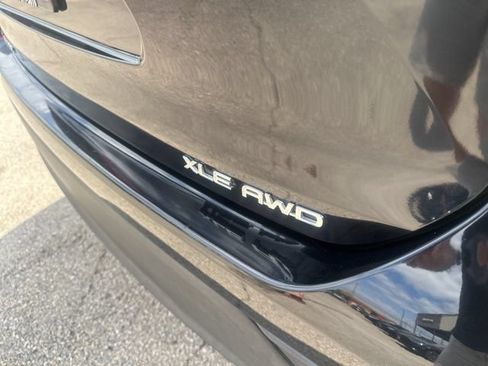 Used 2020 Toyota Highlander XLE AWD/4WD image 12