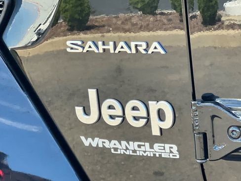 Used 2018 Jeep Wrangler Unlimited Sahara w/ Uconnect 4C Nav & Sound Group AWD/4WD image 33