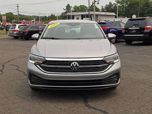 Used 2024 Volkswagen Jetta SE FWD image 3