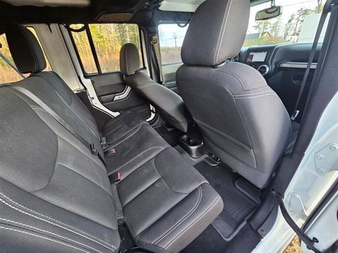 Used 2016 Jeep Wrangler Unlimited Rubicon image 9