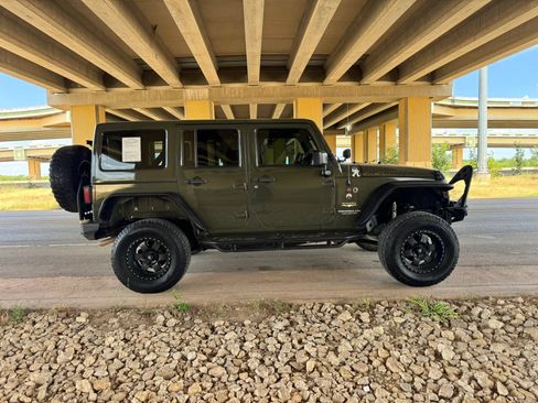 Used 2015 Jeep Wrangler Unlimited Sahara w/ Connectivity Group AWD/4WD image 2