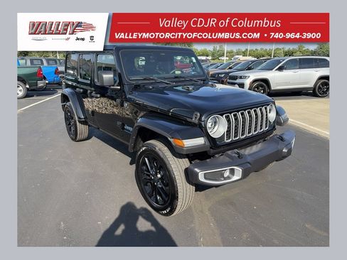 Used 2025 Jeep Wrangler Unlimited Sahara w/ Safety Group AWD/4WD image 1