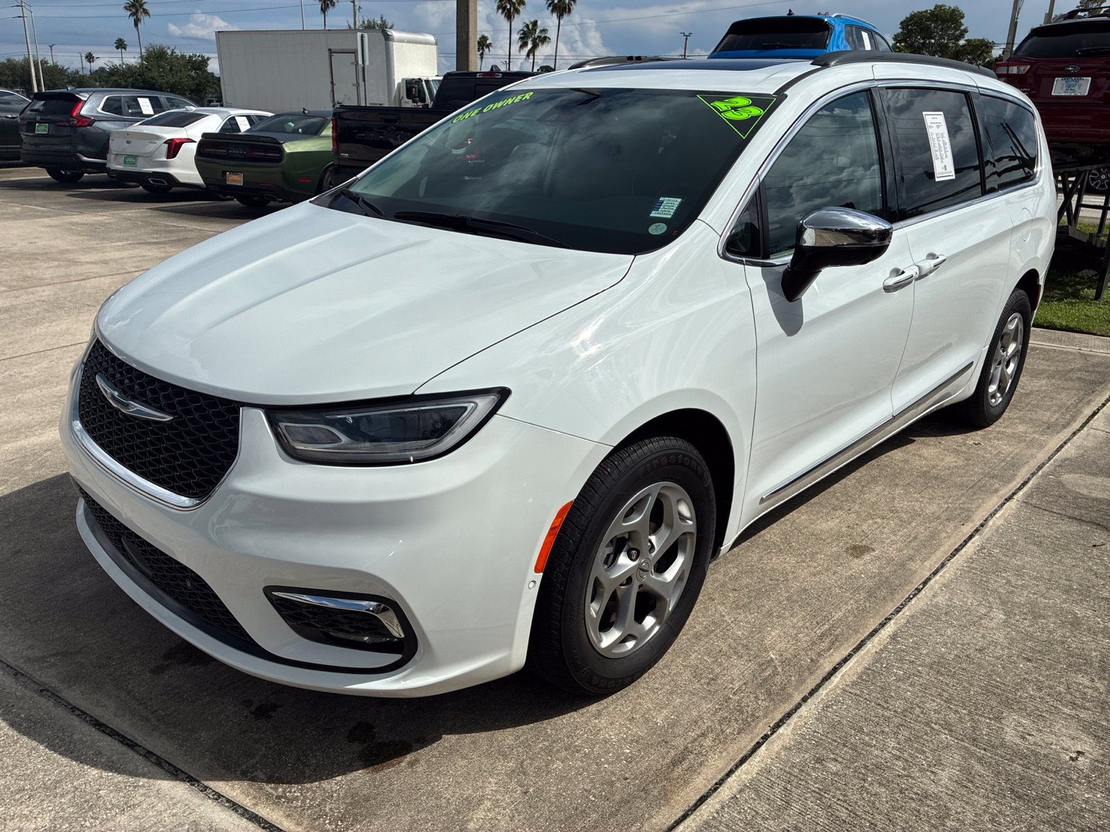 Certified 2023 Chrysler Pacifica Limited AWD/4WD image 1