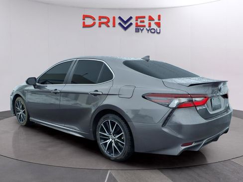 Used 2023 Toyota Camry SE image 5