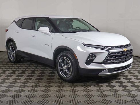 Used 2025 Chevrolet Blazer LT FWD image 2