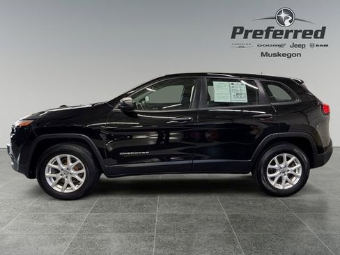 Used 2017 Jeep Cherokee Sport image 9