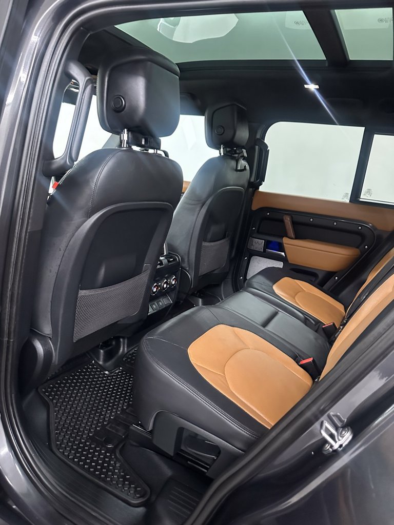 Used 2024 Land Rover Defender 130 X-Dynamic SE AWD/4WD image 28