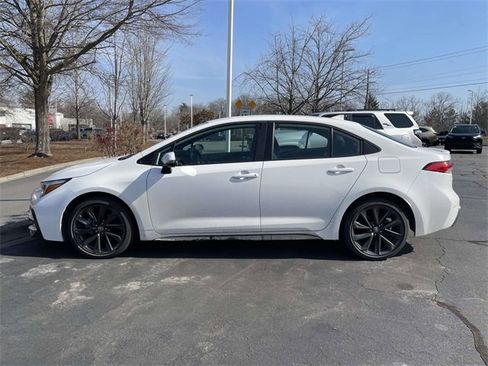 Used 2023 Toyota Corolla SE image 2