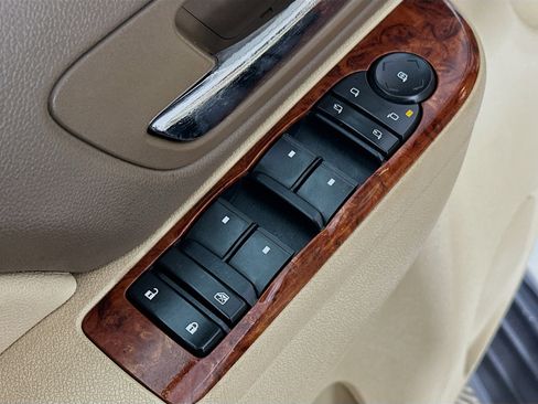 Used 2011 Chevrolet Avalanche LTZ image 18