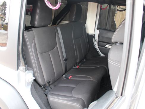 Used 2016 Jeep Wrangler Unlimited Rubicon w/ Connectivity Group image 32