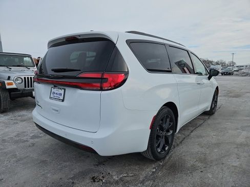 New 2026 Chrysler Pacifica Select image 12