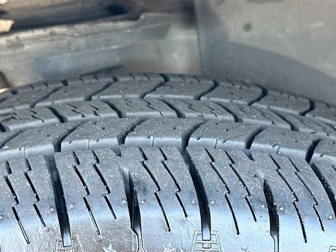 Used 2024 Volkswagen Tiguan SE image 33