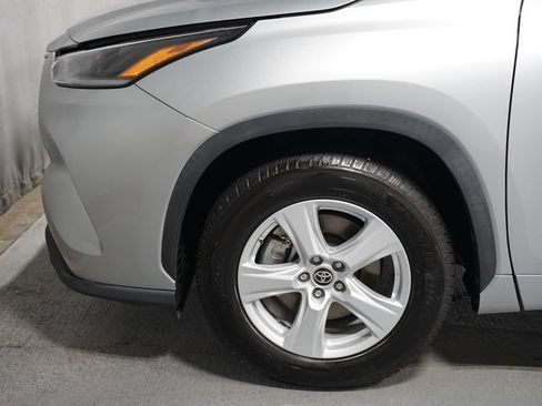 Used 2021 Toyota Highlander L FWD image 5