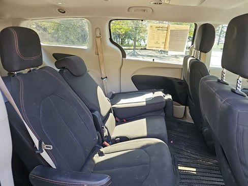 Used 2018 Chrysler Pacifica Touring Plus w/ Tire & Wheel Group FWD image 15