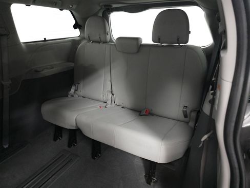 Used 2020 Toyota Sienna XLE Premium FWD image 6