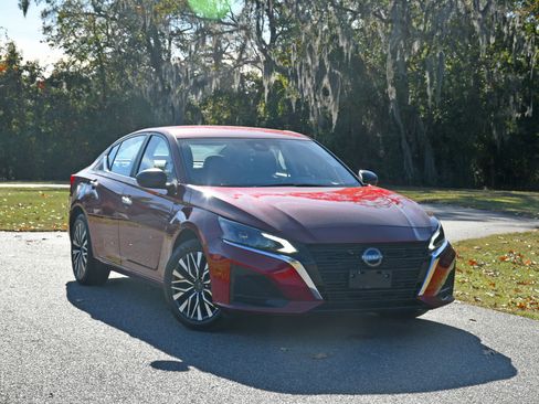 Used 2024 Nissan Altima 2.5 SV image 6