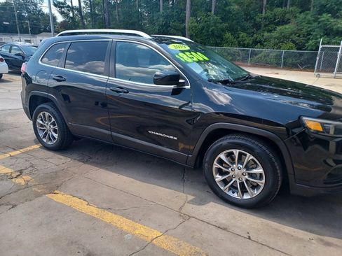 Used 2019 Jeep Cherokee Latitude Plus w/ Comfort/Convenience Group FWD image 3