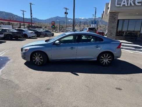 Used 2018 Volvo S60 T5 Inscription Platinum w/ Climate Package image 4