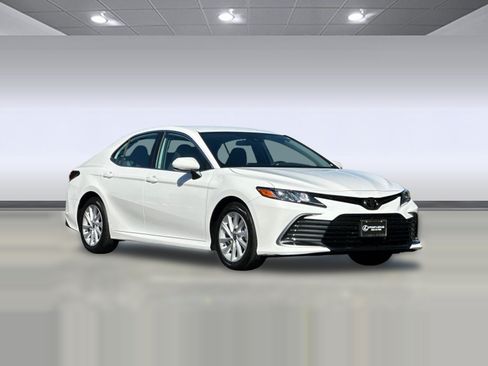 Used 2021 Toyota Camry LE FWD image 7
