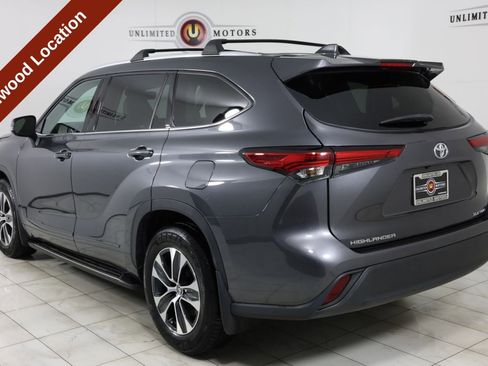 Used 2022 Toyota Highlander XLE AWD/4WD image 4