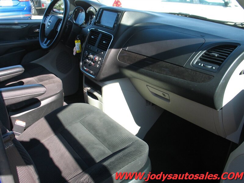 Used 2018 Dodge Grand Caravan SE w/ UConnect Hands-Free Group FWD image 19