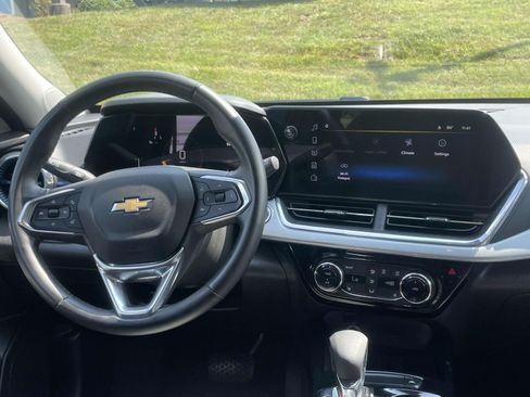 Used 2025 Chevrolet Trax LT w/ LT Convenience Package FWD image 12