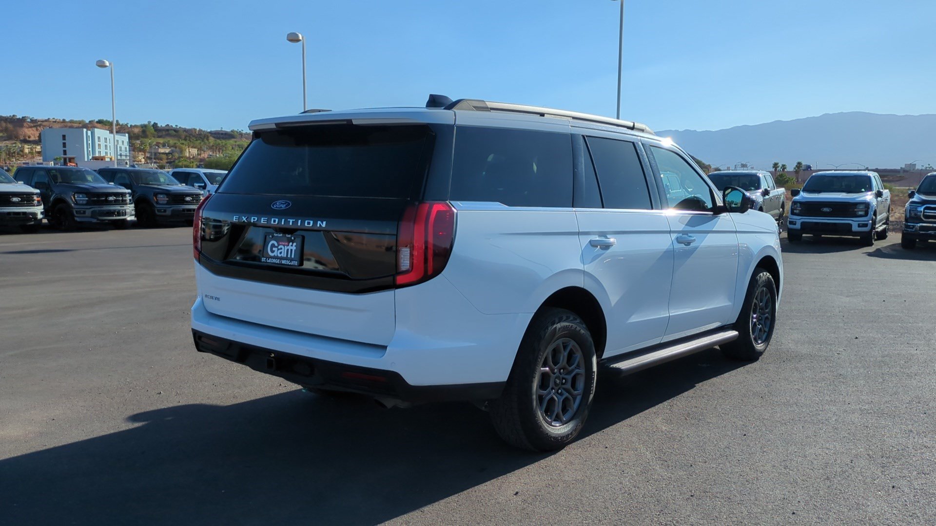 Used 2025 Ford Expedition Active AWD/4WD image 3