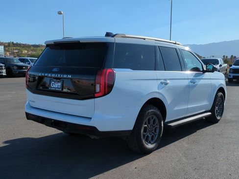 Used 2025 Ford Expedition Active AWD/4WD image 3