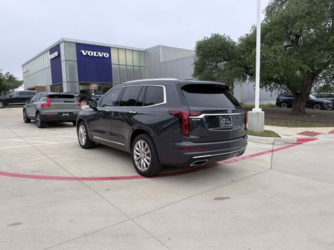Used 2022 Cadillac XT6 Premium Luxury w/ Technology Package FWD image 4