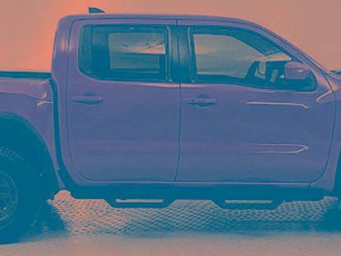 Used 2025 Nissan Frontier PRO-4X image 2