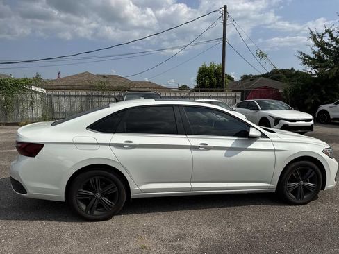 Used 2024 Volkswagen Jetta SE w/ Panoramic Sunroof Package FWD image 9