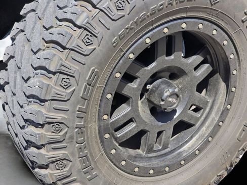 Used 2018 Jeep Wrangler Unlimited Sahara AWD/4WD image 17
