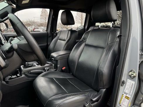 Used 2018 Toyota Tacoma TRD Sport image 27