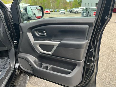 Used 2017 Nissan Titan SV AWD/4WD image 18